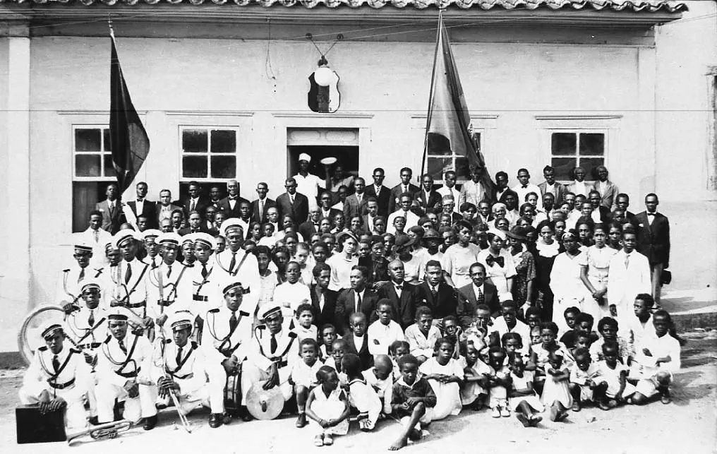 Integrantes da Frente Negra Brasileira reunidos na década de 1930