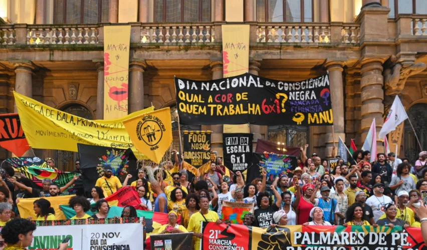 Mulheres e pessoas negras em uma mobilização pública